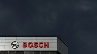 Dunkle Wolken über der Autoindustrie. Bosch baut Stellen ab. (Archiv)