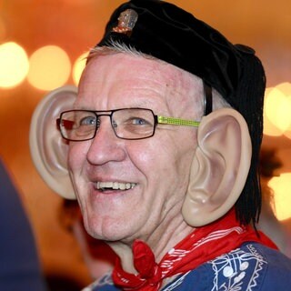 Ex-Ministerpräsident Winfried Kretschmann in der Fastnacht mit angeklebte Riesen-Plastikohren