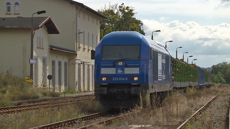 Der Holzzug ist mittlerweile beladen und steht im Bahnhof Niedersachswerfen bei Nordhausen bereit für die Abfahrt.