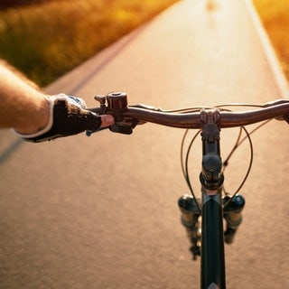 Fahrrad auf Fahrradweg im Herbst
