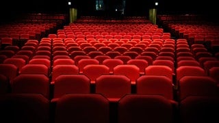 Rot bestuhlte Theaterränge