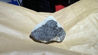Ein Bruchstück des Meteorits, der in Koblenz-Güls in ein Hausdach eingeschlagen ist.