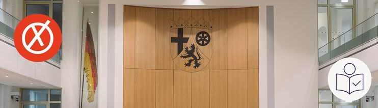Das Bild zeigt den leeren Plenarsaal. Im Plenarsaal diskutieren die Politiker. Dazu das SWR Logo für Leichte Sprache.