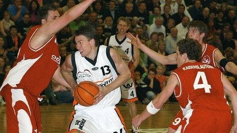 Ein Bild aus Zweitliga-Zeiten in der Kuhberghalle: Ratiopharm Ulm gegen den 1. FC Kaiserslautern im April 2006. Im Ulmer Dress Konrad Wysocki.