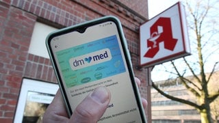 Handy mit dm-med-Website vor stationärer Apotheke. Welche Versandapotheke hat die besten Preise?