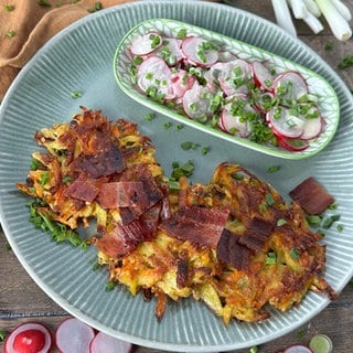 Karotten-Kartoffelpuffer mit Radieschensalat
