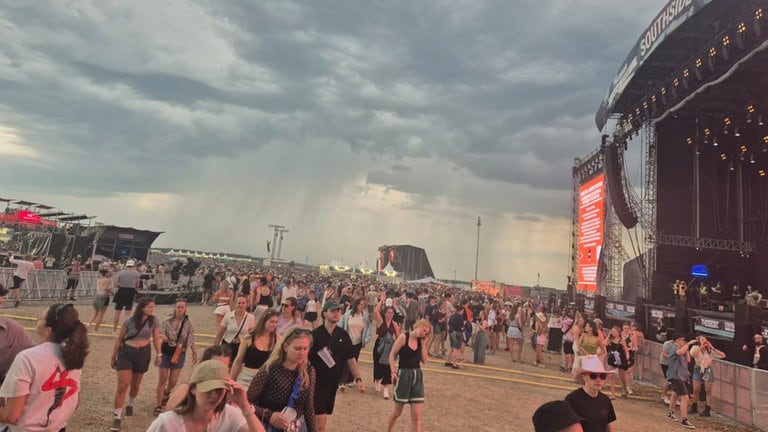 Gewitterwolken über dem Festivalgelände, im Hintergrund bereits Regenschauer. Das Southside gehört zu den größten Rockfestivals Deutschlands.