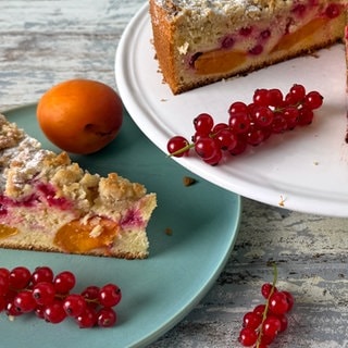 Aprikosen-Johannisbeer-Kuchen mit Mandelstreuseln