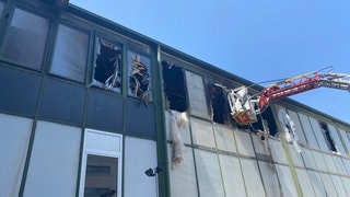 Brand im Theaterlager: Das Gebäude ist derzeit noch nicht betretbar. Nur ein paar Brandexperten der Polizei, Feuerwehr und ein Statiker untersuchen die Schäden und die Stabilität der Lagerhalle.