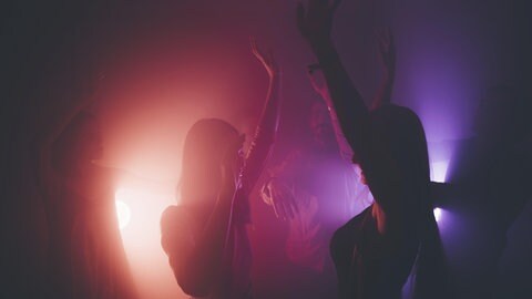 Zwei Frauen tanzen in einem Nachtclub