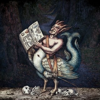 Historische Illustration der Simplicissimus-Figur: ein fantastisches Mischwesen mit menschlichem Oberkörper, Vogelkörper und Fischschwanz hält ein aufgeschlagenes Buch in den Händen. Die Figur steht vor einem dunklen Waldweg und ist von Schädeln umgeben. 