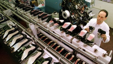 Ein Arbeiter in der Schuhfabrik Peter Kaiser.