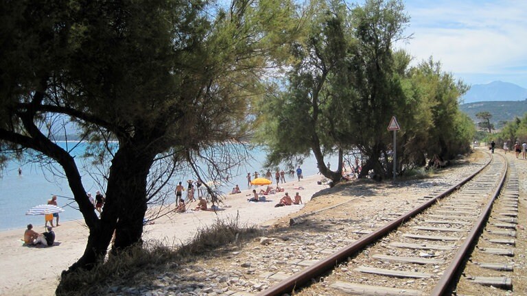 Direkt hinter dem Stadtstrand von Calvi: der Schienenweg der Tramay de Balagne.