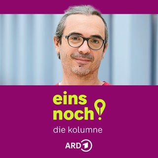 Pascal Fournier neben einem stilisierten Ausrufezeichen, das sich auch als Schreibfeder oder Lokalisierungspin deuten lässt.