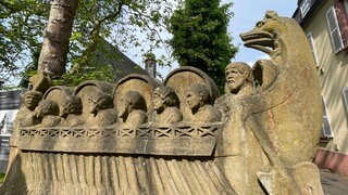 Das Neumagener Weinschiff ist Teil eines Grabmals eines römischen Weinhändlers. Es wurde in Neumagen an der Mosel gefunden 