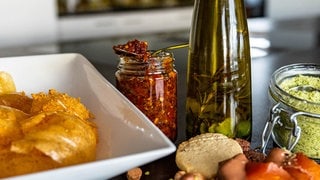 Pesto Rosso mit Rauchmandeln in einem Küchenglas