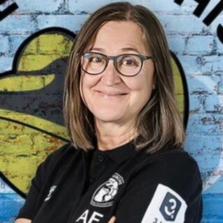 Heilpraktikerin Aleksandra Forstbauer lacht in die Kamera. Heilpraktierin Aleksandra Forstbauer verrät in SWR1 Leute: Das sagen unsere Füße über unsere Gesundheit aus