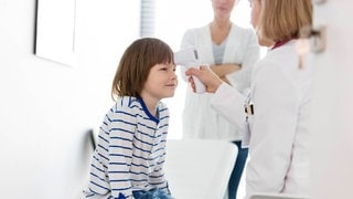 Ein Junge bei einer ärztlichen Untersuchung: Neun- und Zehnjährige bekommen künftig eine U10-Vorsorgeuntersuchung von der Krankenkasse bezahlt. (Symbolfoto)
