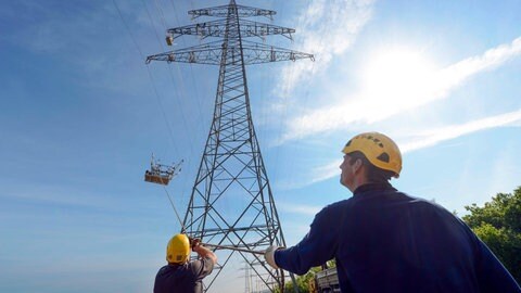Zwei Männer werkeln an einem Strommast. Als mittlerweile einziges Energieunternehmen in Deutschland ist die EnBW auf allen Wertschöpfungsstufen von der Erzeugung über den Handel bis hin zum Netzbetrieb und Vertrieb von Strom, Wärme und Gas aktiv.