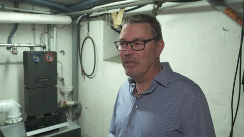Hauseigentümer Klaus Lindner hat sich gegen die Anschaffung einer neuen Heizung und Wärmepumpe entschieden.