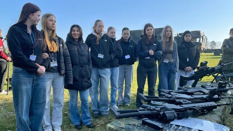 Nur Schauen, nicht Anfassen. Die Mädchen beim Girls' Day bei der Bundeswehr in Dornstadt bei Ulm sind zu jung um die Waffen selbst in die Hand nehmen zu dürfen.