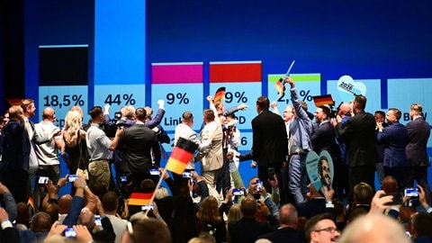 AfD-Anhänger reagieren nach der Prognose zum Ergebnis der Landtagswahl Sachsen-Anhalt 2026 bei der Wahlparty der AfD.