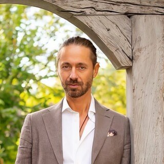 Philosoph Ben Rakidžija steht in einem Park. Tempo aus dem Alltag nehmen, weniger Handy-Abhängigkeit, mehr Pausen – und endlich wieder Mittagsschlaf! Das fordert der Philosoph, Yogalehrer und Zenmeister Ben Rakidžija in SWR1 Leute.
