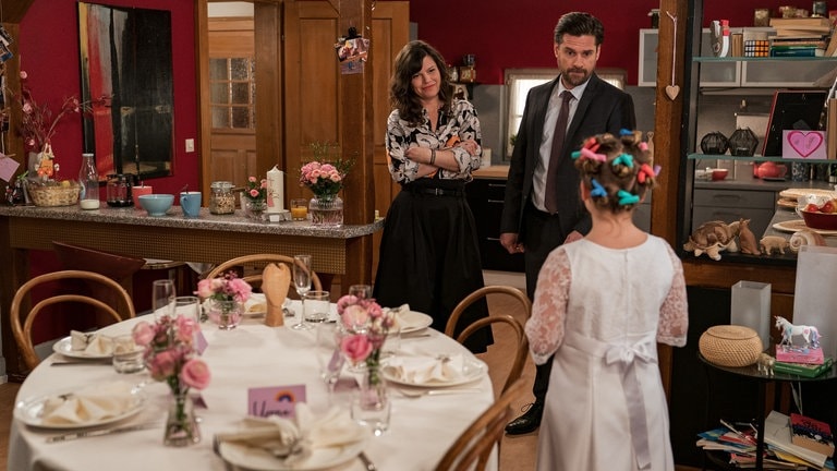Eva, Andreas und Carlotta in Festtagskleidung zu Carlottas Erstkommunion