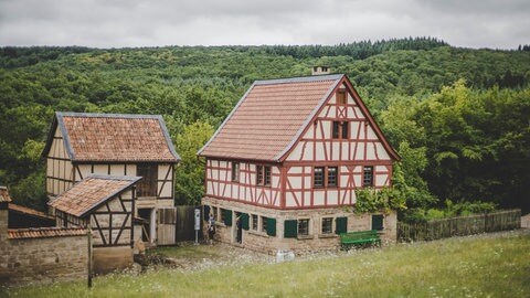 Zwei alte Gebäude stehen im Freilichtmuseum Bad Sobernheim.