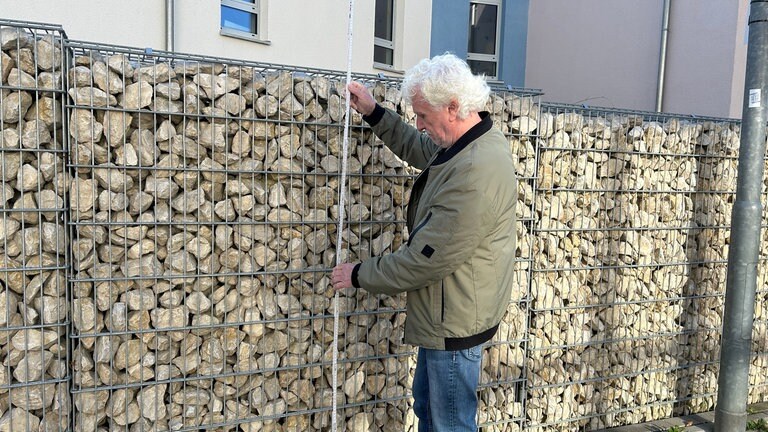 Harald Möhrmann aus Gernsbach möchte seinen Zaun nicht zurückbauen. Zusammen mit seinem Nachbarn hat er eine Petition eingereicht.