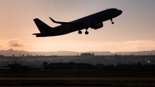 Ein Flugzeug des Typs Airbus A320 Neo der Fluggesellschaft Eurowings startet am frühen Morgen vom Flughafen in Stuttgart.