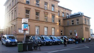 Polizeiwagen stehen vor einem Gebäude des Mainzer Hauptbahnhofs wegen einer Bombendrohung.