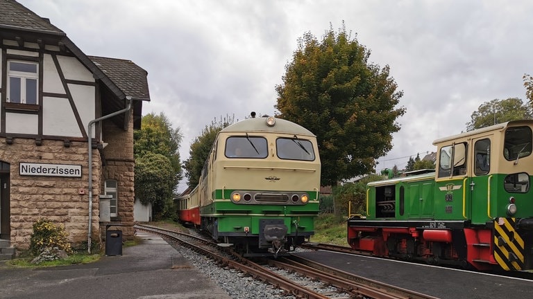 Auf der Brohltalbahn begegnen sich in Niederzissen die Dieselloks D5 und D2 mit ihren Zügen.