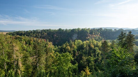 Die Sonne scheint ins Schlichemtal bei Epfendorf im Landkreis Rottweil.