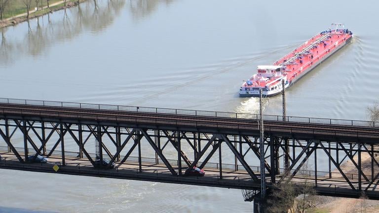 in Brücken-Unikat: die kombinierte Eisenbahn- und Straßenbrücke bei Bullay. Oben fahren die Züge und unten die Autos.