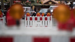 Ein abgesperrter Weihnachtsmarkt (Symbolbild). Die hohen Kosten für die Sicherheit sollten Städte nicht alleine stemmen, so die Forderung. Terrorabwehr könne nicht allein Sache der Kommunen sein.