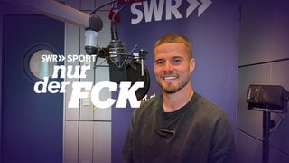 Jan Elvedi sitzt bei seinem Besuch im Podcast-Studio vor dem Mikrofon.