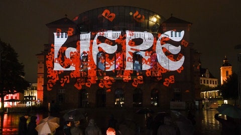 Durch Laser wurde beim Lichtfestival "Mainz leuchtet" das Wort "Liebe" an das Staatstheater projiziert.