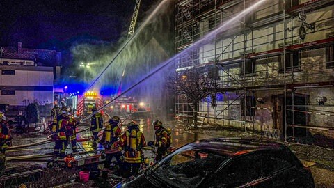 In der Nacht auf Sonntag ist aus bislang ungeklärter Ursache ein Feuer ausgebrochen. Die Löscharbeiten könnten noch bis Montagmorgen dauern, so ein Feuerwehrsprecher. Es gebe noch immer Glutnester.