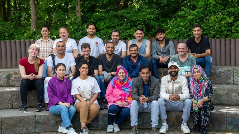 Gruppenbild von Männern und Frauen aus verschiedenen Ländern.