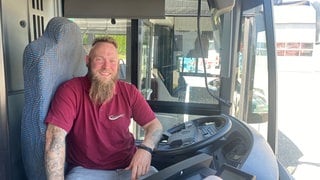 Richi am Steuer des Lineinbusses - er ist unter den Top 30 der beliebtesten Busfahrinnen und Busfahrern Deutschlands. Der 39-Jährige aus Altheim (Alb) geht mit Gelassenheit an die Sache und hat bei den Gästen mit seiner riesigen Hilfsbereitschaft gepunktet.