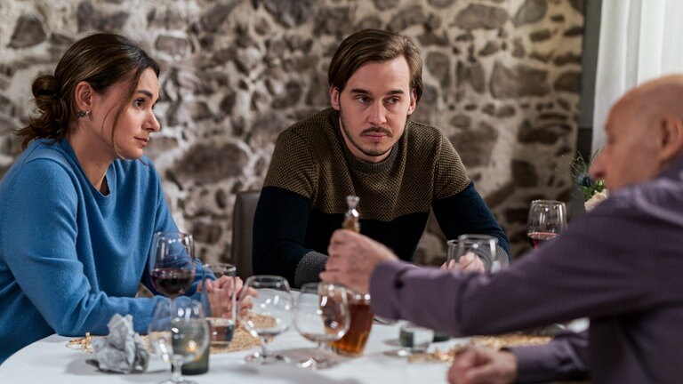Jenny (Julia Obst) und Sebastian (Dominik Stricker) essen gemeinsam mit Franz (Edgar-M. Marcus)