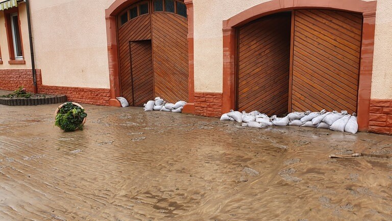 In Metzdorf an der Sauer beginnen die ersten Aufräumarbeiten nach dem Hochwasser.