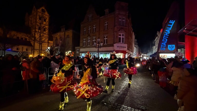 Abendumzug in Boppard: Die Aktiven waren wieder in wunderschönen beleuchteten Kostümen unterwegs