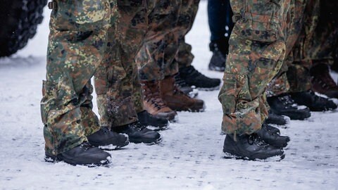Bundeswehrsoldaten stehen in einer Formation (Symbolbild).
