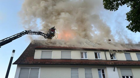 Feuer im oberen Bereich eines Wohn- und Geschäftshauses in Mengen (Kreis Sigmaringen)