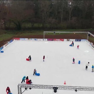 Eine Eislaufbahn im Freien