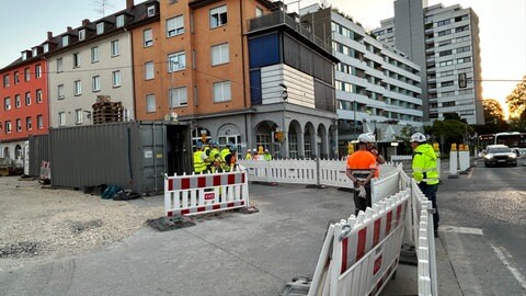 Kurz nach halb sechs am frühen Donnerstagmorgen. Die Bauarbeiter an der Gänstorbrücke in Neu-Ulm haben eine lange Nacht hinter sich. 