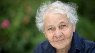 Christiane Nüsslein-Volhard, Biochemikerin und Medizinnobelpreisträgerin, aufgenommen vor dem Max-Planck-Institut für Entwicklungsbiologie, 2020.