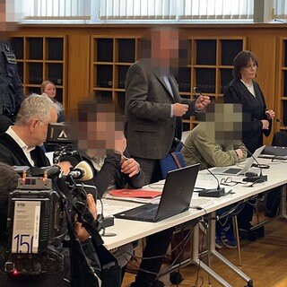 Nach den lebenbedrohlichen Schüssen auf einen Mann in Tamm (Kreis Ludwigsburg) müssen sich zwei mutmaßliche Auftragskiller vor dem Landgericht Heilbronn verantworten.